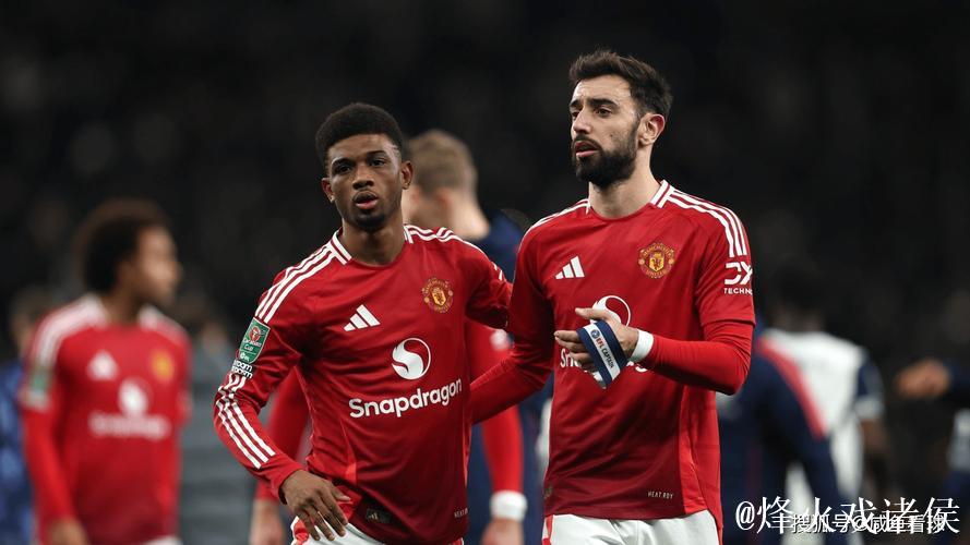 战平伯恩茅斯后曼联球员离场时,球迷报以热烈掌声 战平伯恩茅斯后曼联球员离场时,球迷报以热烈掌声